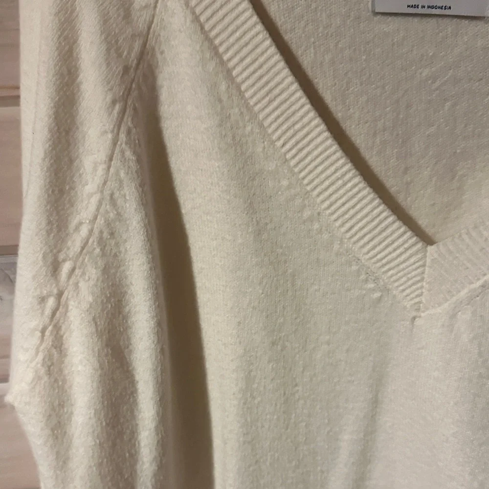 Old Navy Women's Soft Cream V-Neck Sweater - Picture 3 of 3